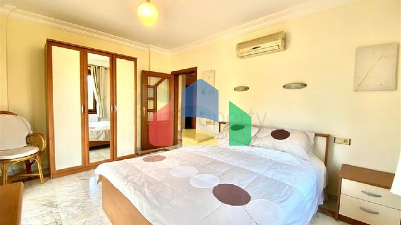 Просторная вилла для большой семьи, в пешей доступности от моря