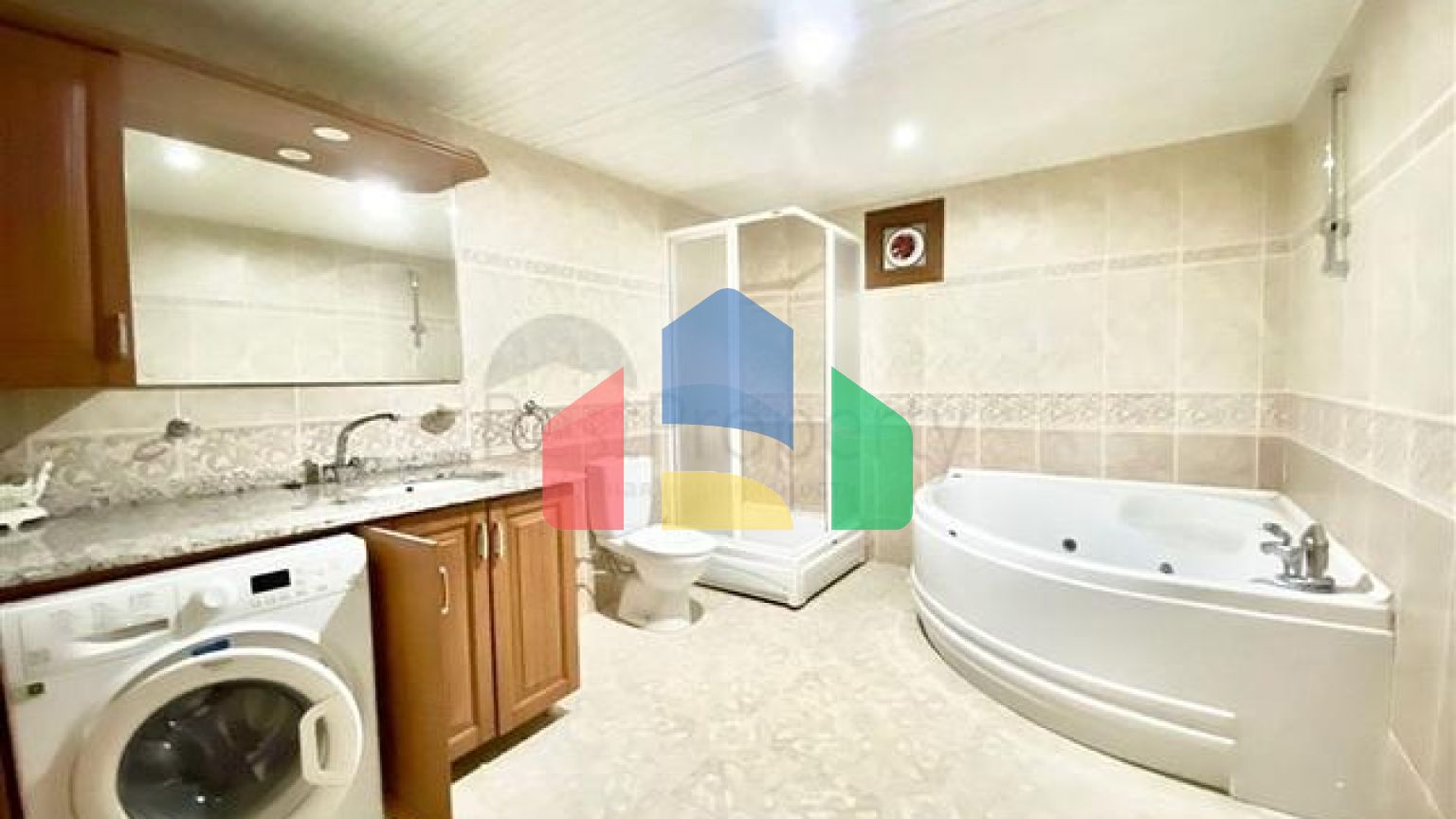 Просторная вилла для большой семьи, в пешей доступности от моря