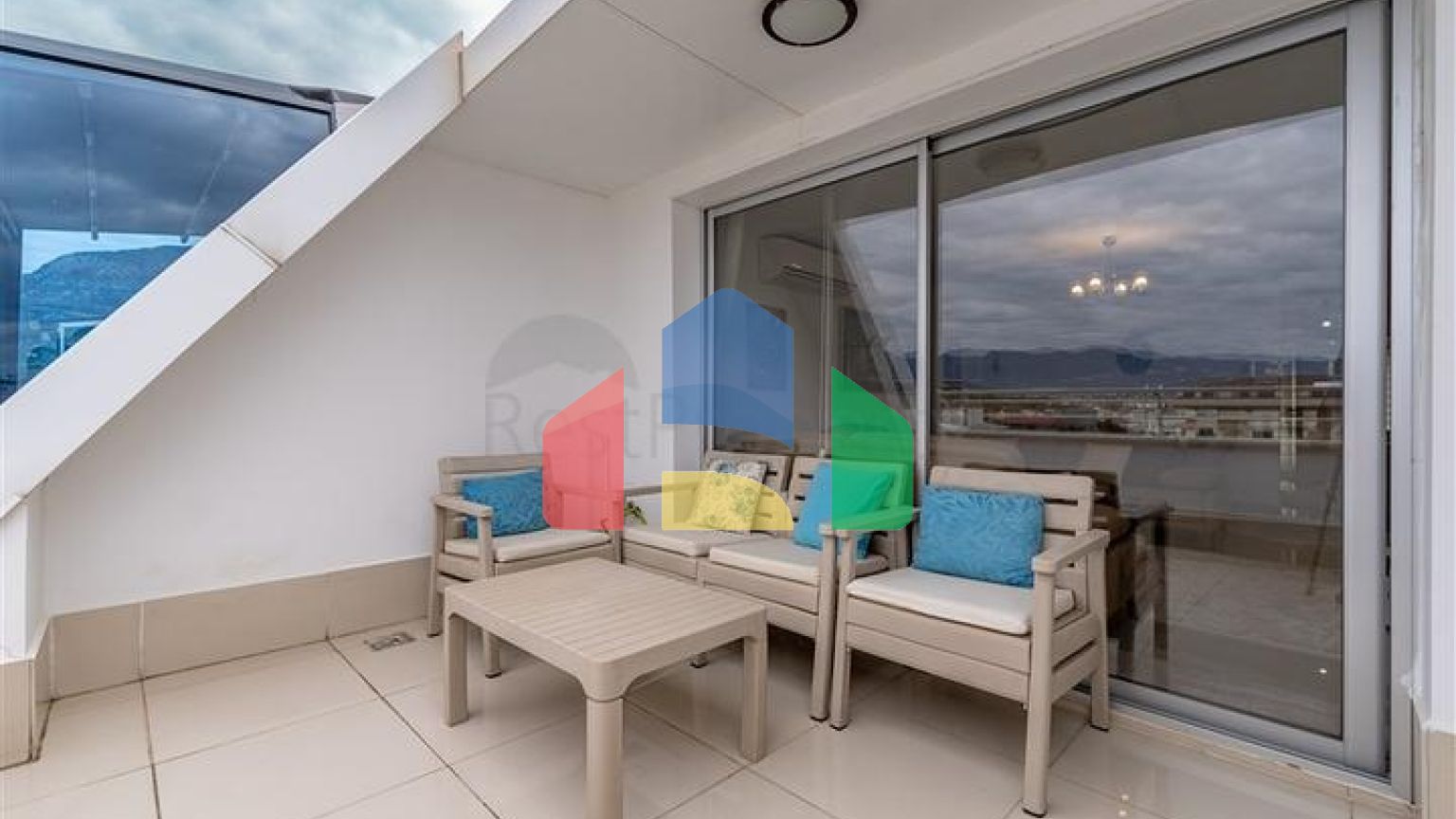 Просторный пентхаус 3+1 с террасой в современном жилом комплексе