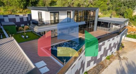 Простора вілла 4 + 1 з видом на море і власною інфраструктурою в Кестелі