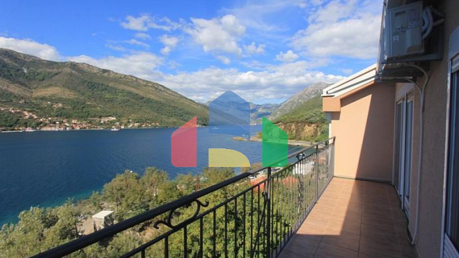 Уютная вилла с видом на море в Лепетани