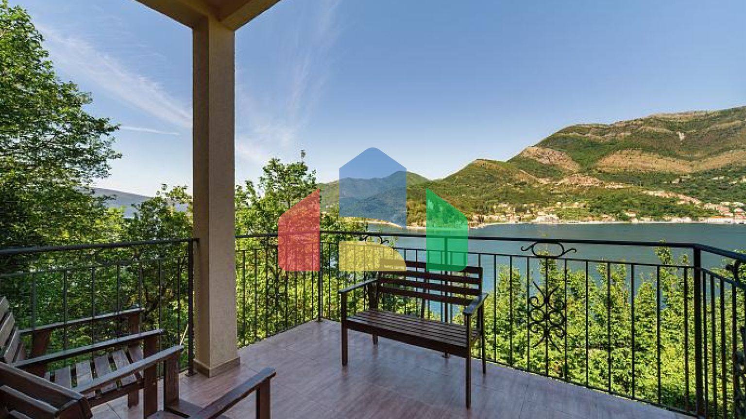 Вилла с панорамным видом на море в Тивате