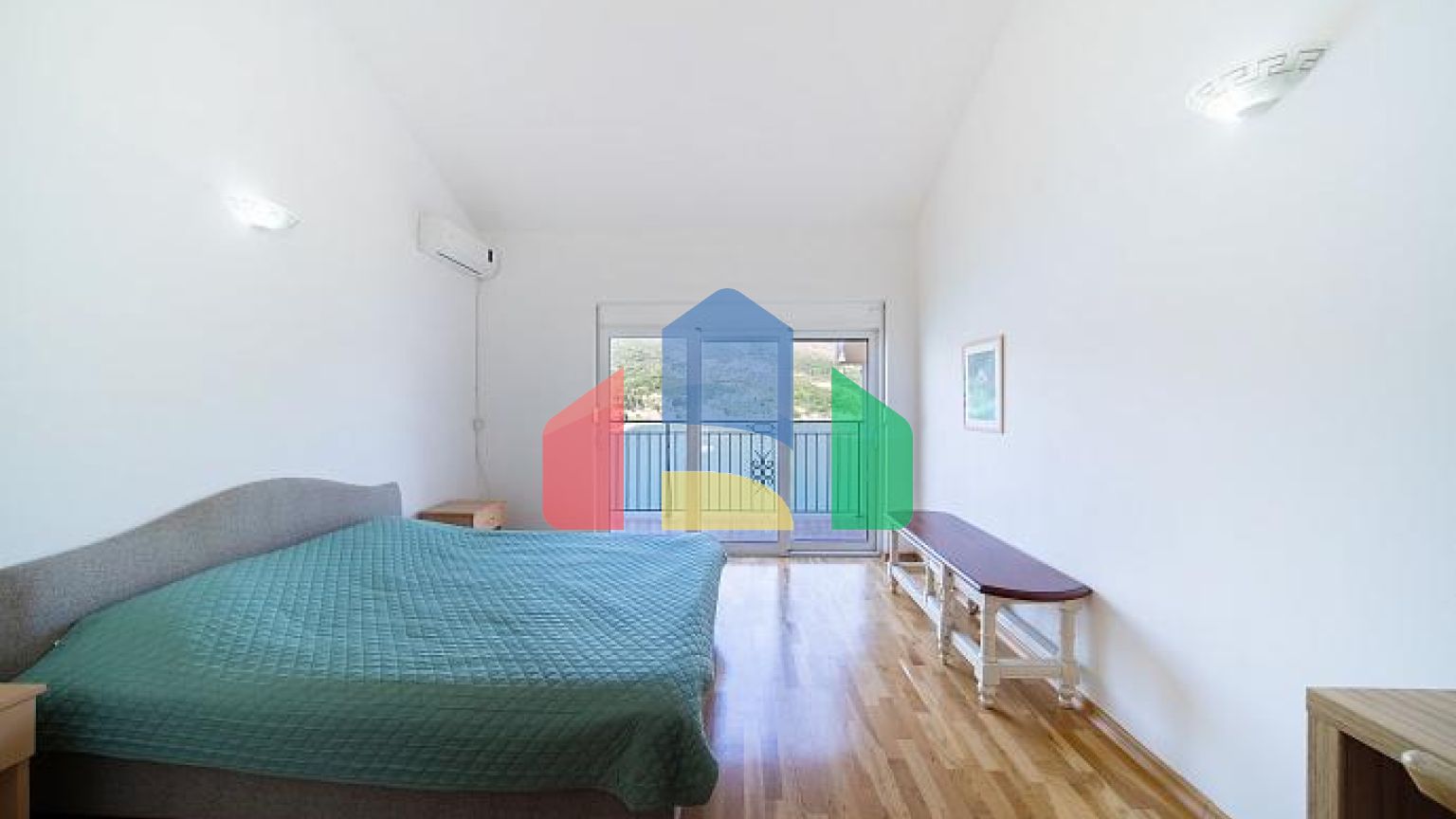 Вилла с панорамным видом на море в Тивате