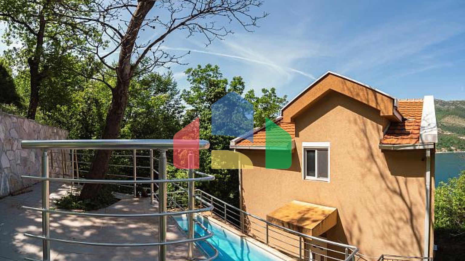 Вилла с панорамным видом на море в Тивате