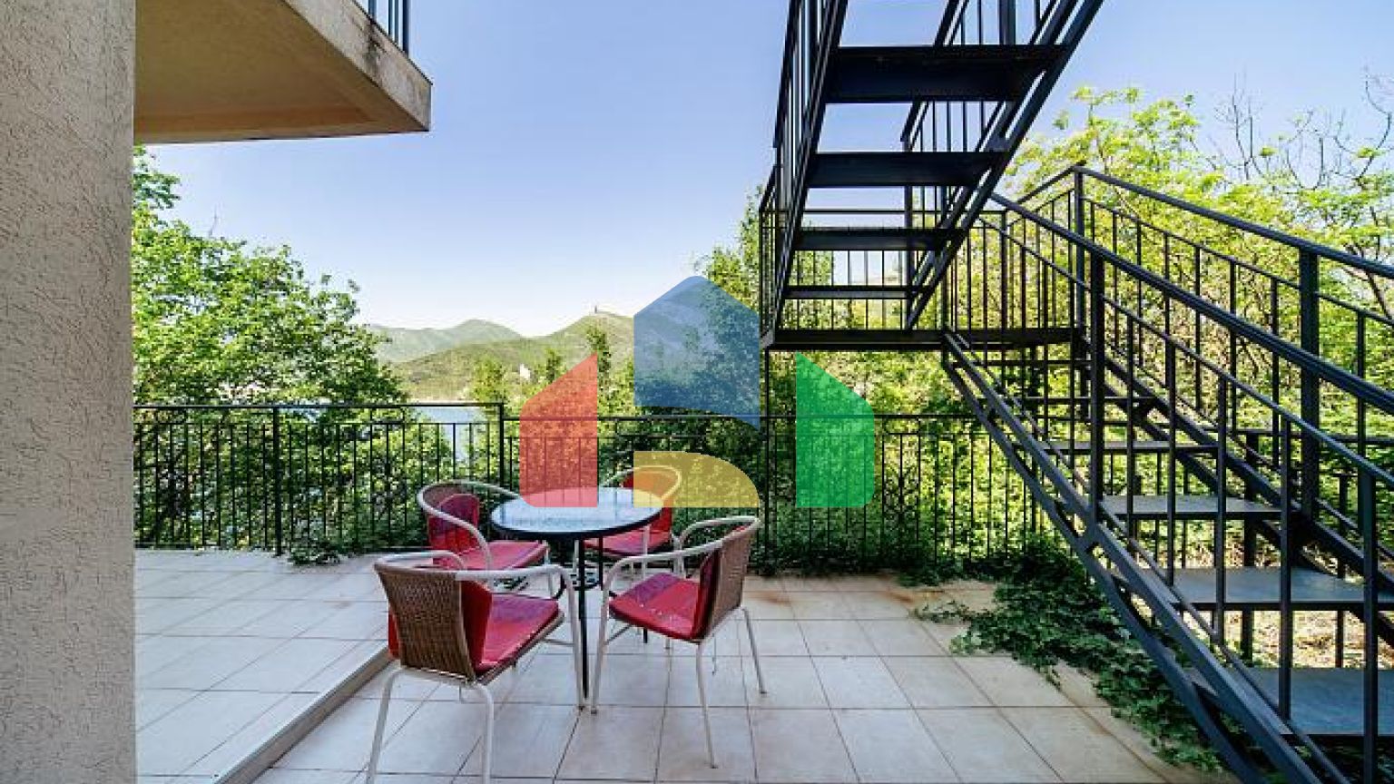 Вилла с панорамным видом на море в Тивате