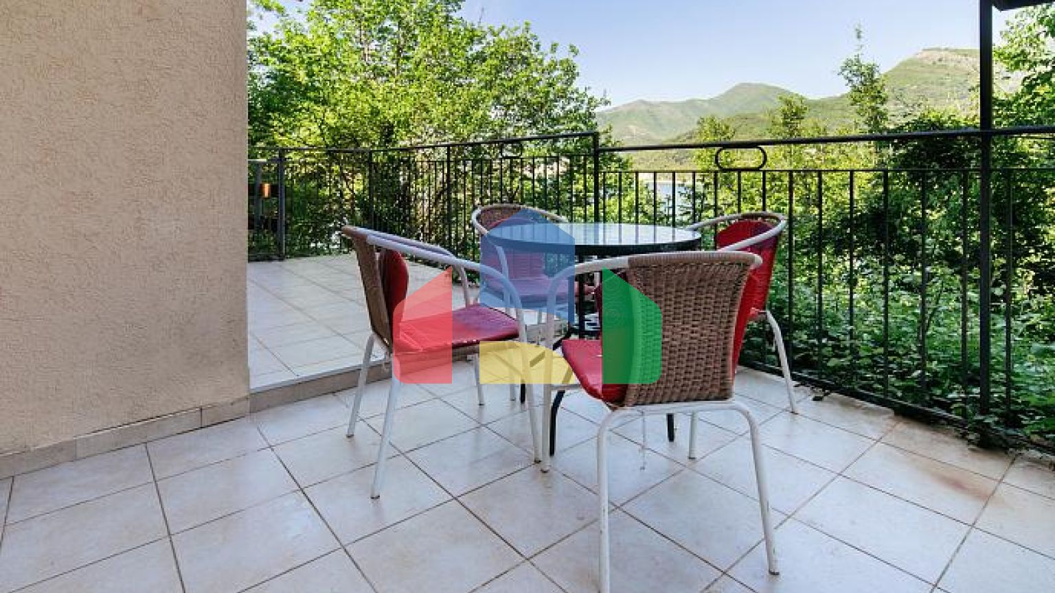 Вилла с панорамным видом на море в Тивате