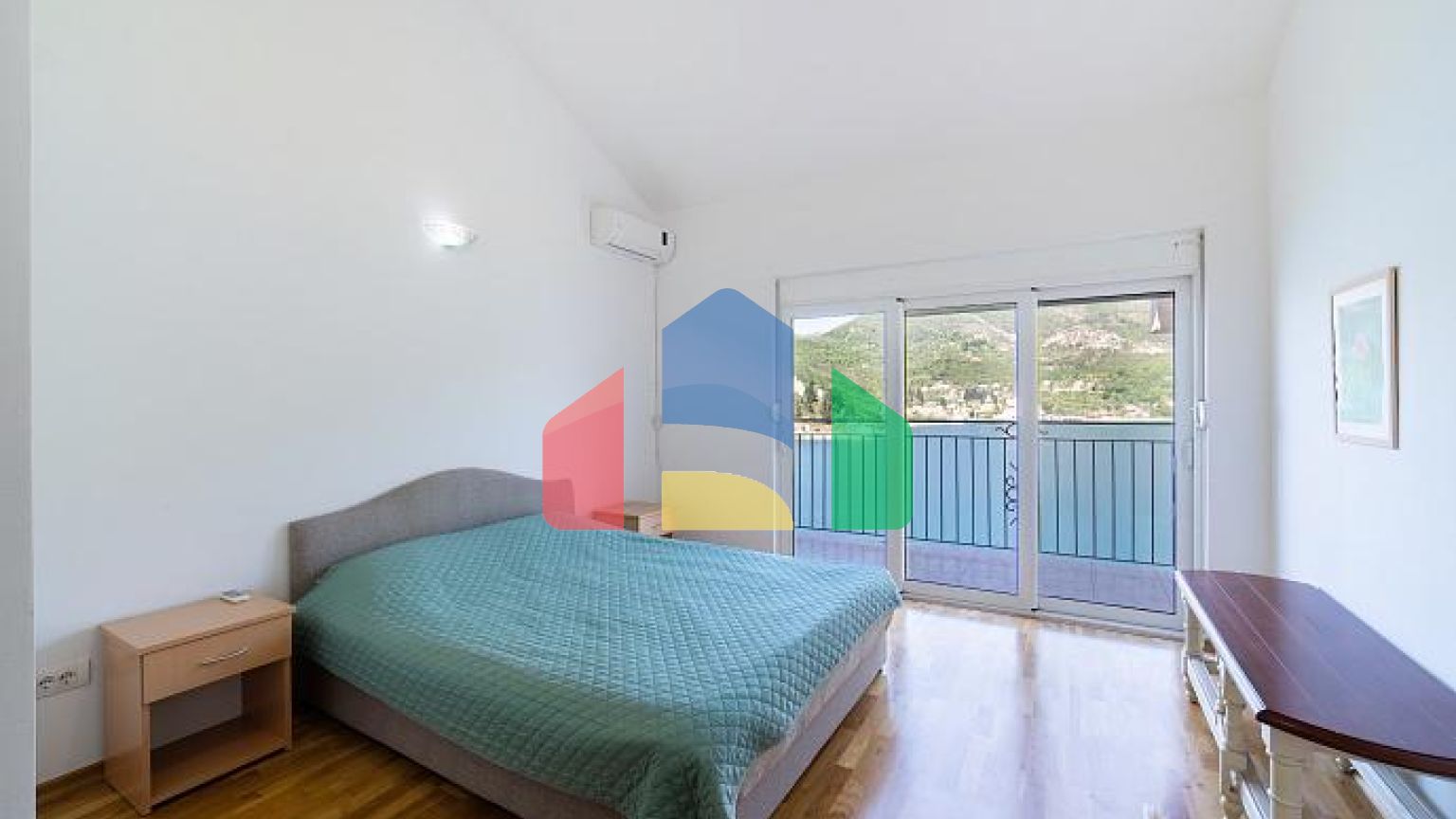 Вилла с панорамным видом на море в Тивате