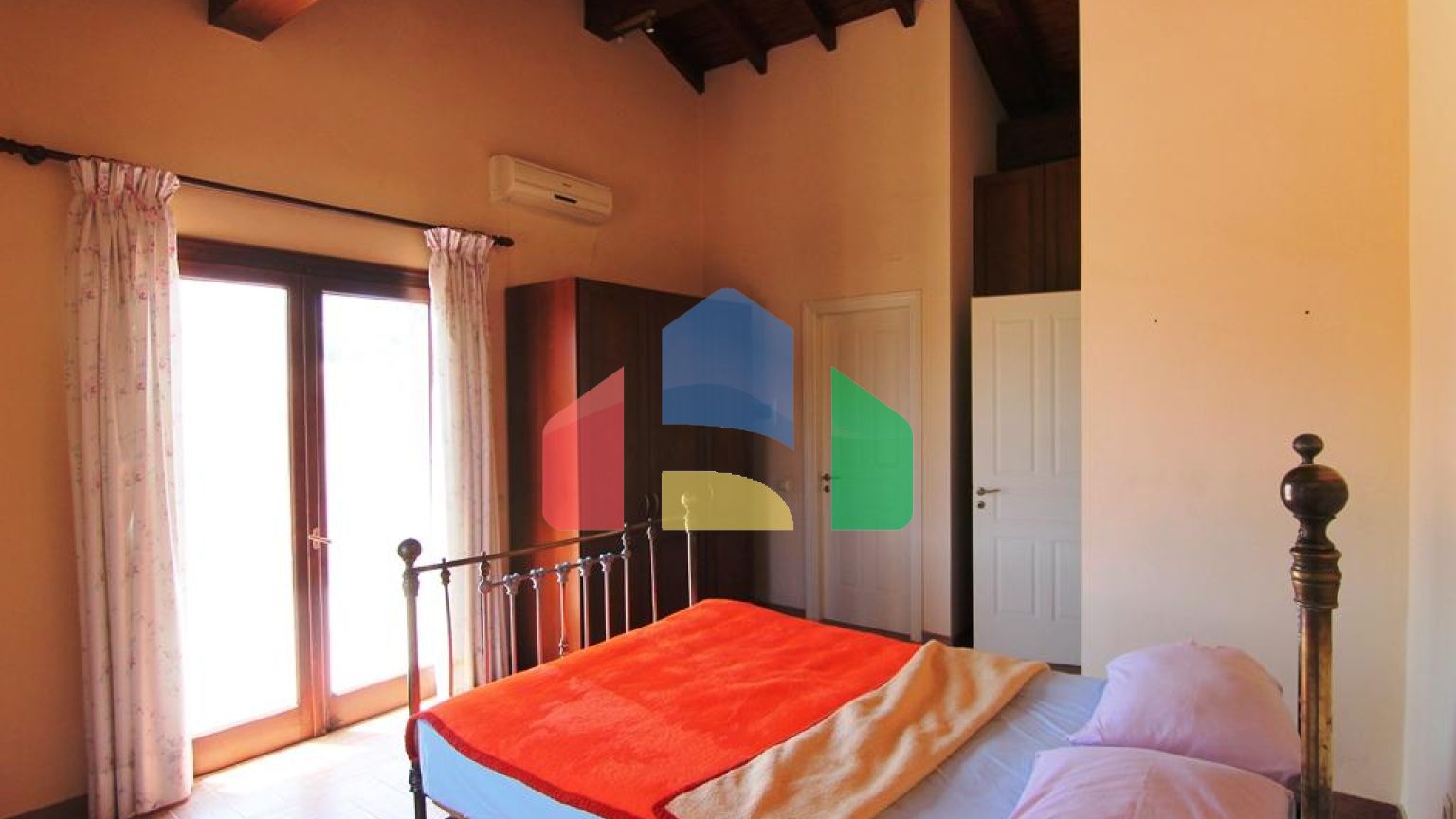 Продаж - Котедж 270 m² на о. Корфу