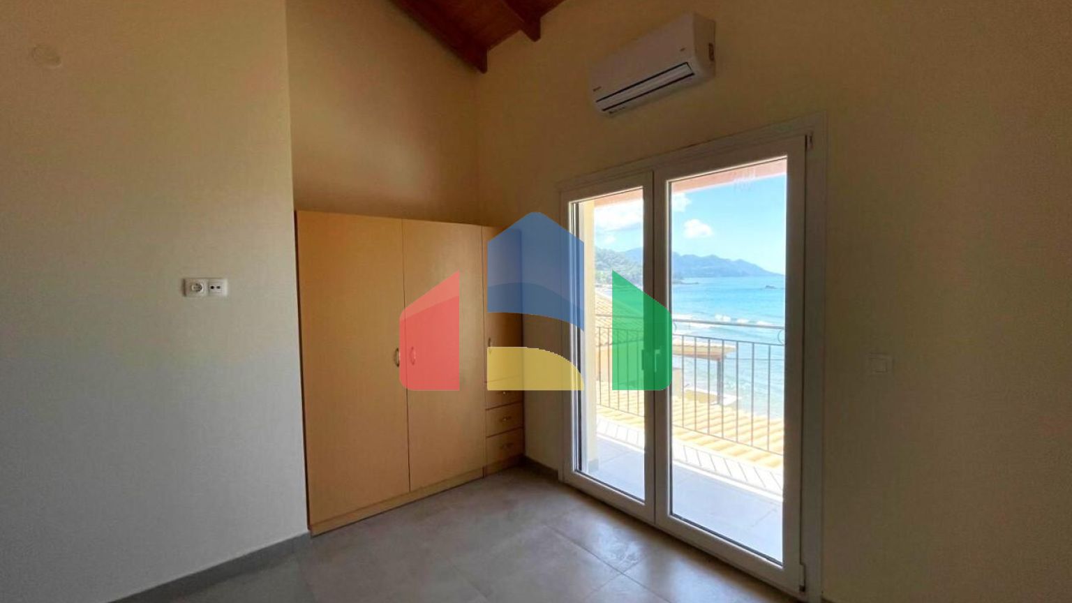 Продаж - Котедж 392 m² на о. Корфу