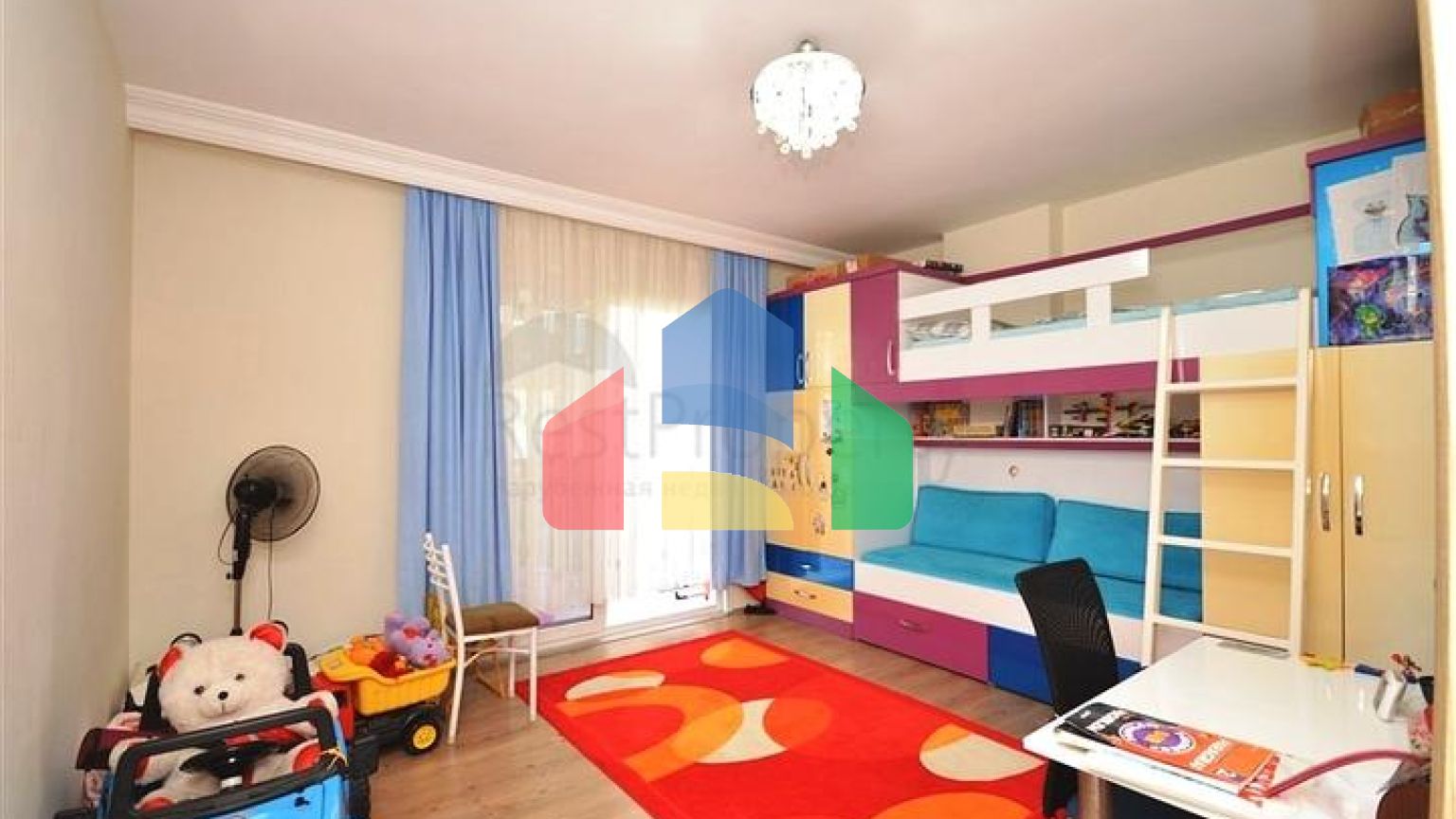 Трикімнатна простора квартира з окремою кухнею в районі Оба