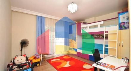 Трикімнатна простора квартира з окремою кухнею в районі Оба