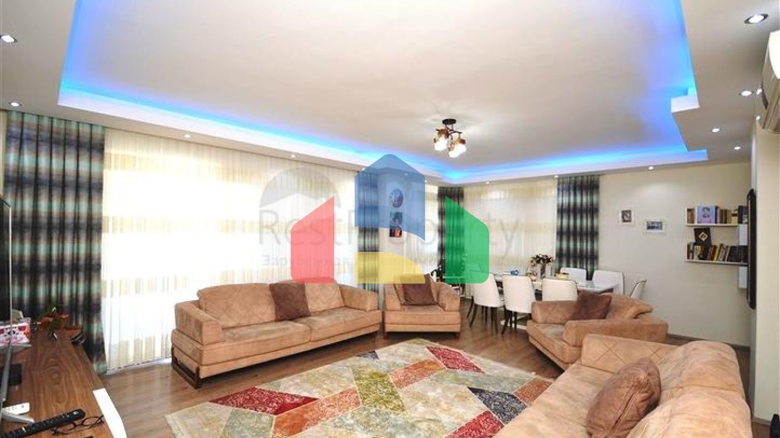 Трикімнатна простора квартира з окремою кухнею в районі Оба