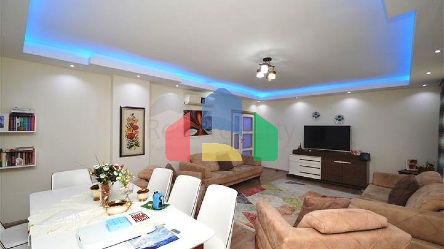 Трикімнатна простора квартира з окремою кухнею в районі Оба