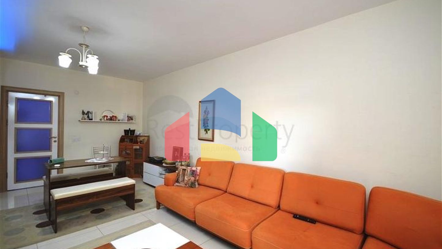 Трикімнатна простора квартира з окремою кухнею в районі Оба