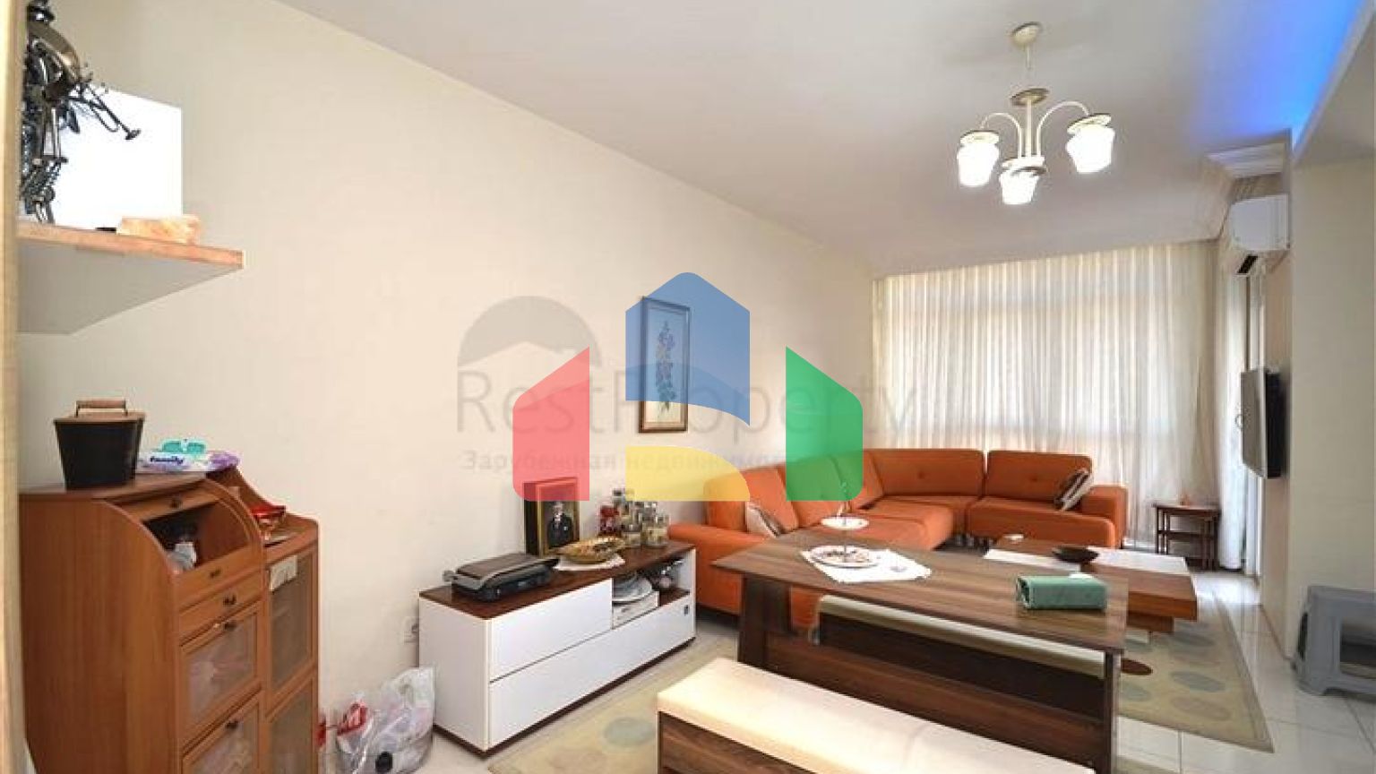 Трикімнатна простора квартира з окремою кухнею в районі Оба