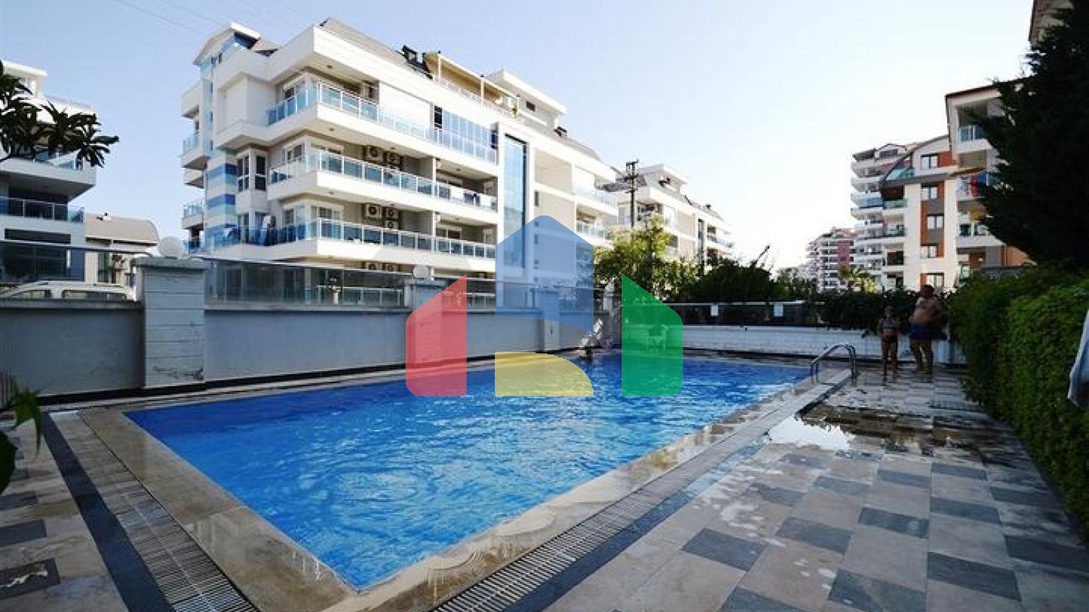 Трикімнатна простора квартира з окремою кухнею в районі Оба