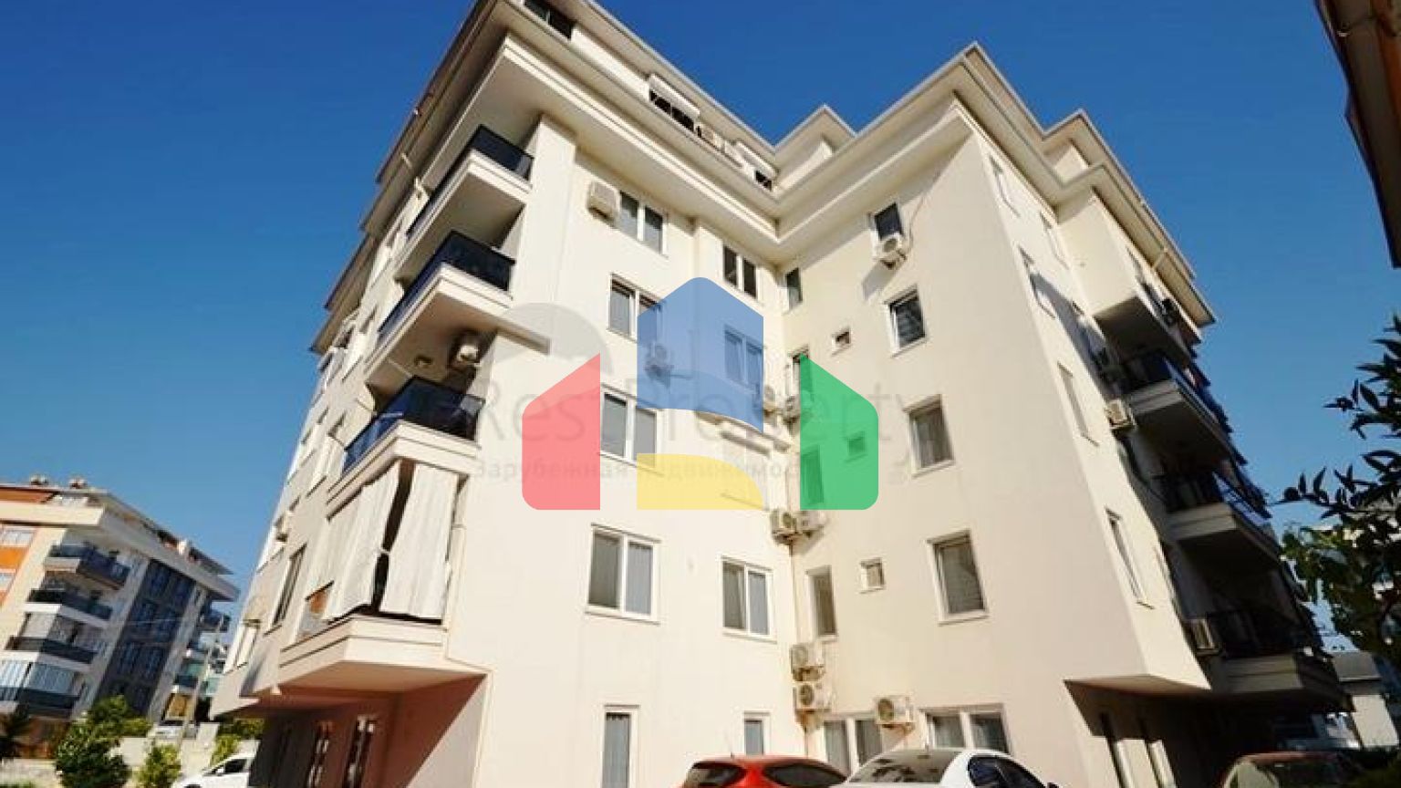 Трикімнатна простора квартира з окремою кухнею в районі Оба