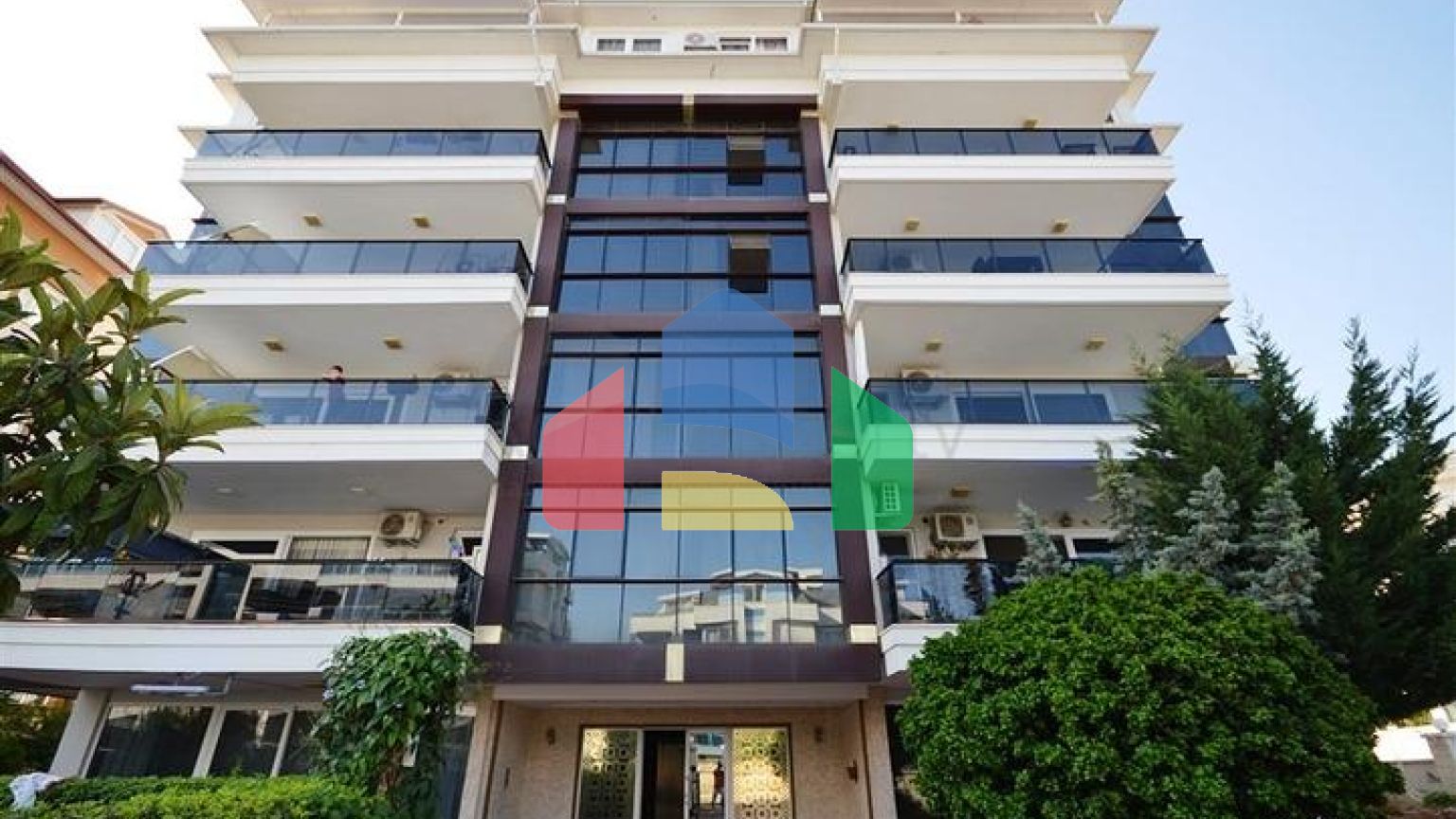 Трикімнатна простора квартира з окремою кухнею в районі Оба