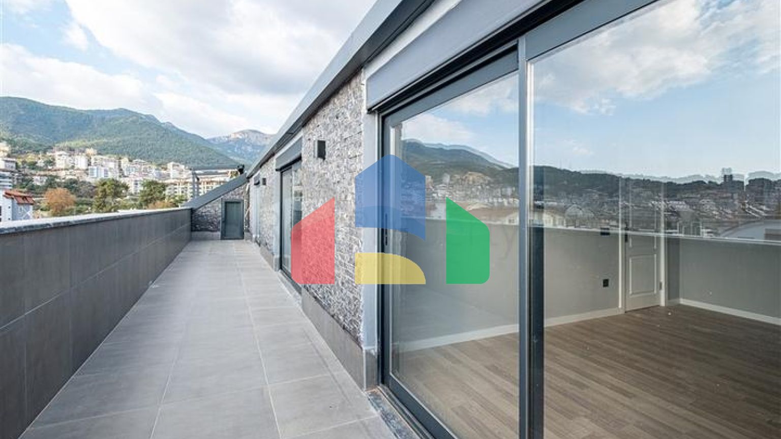 Просторий пентхаус 4 + 1 в районі Оба