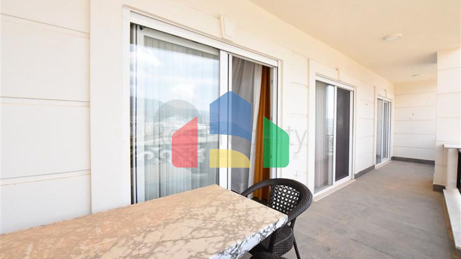 Трикімнатна мебльована квартира в районі Оба