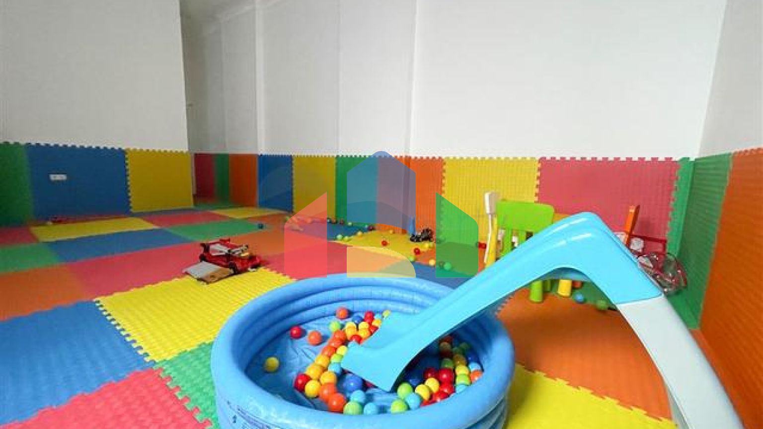 Трикімнатна мебльована квартира в районі Оба