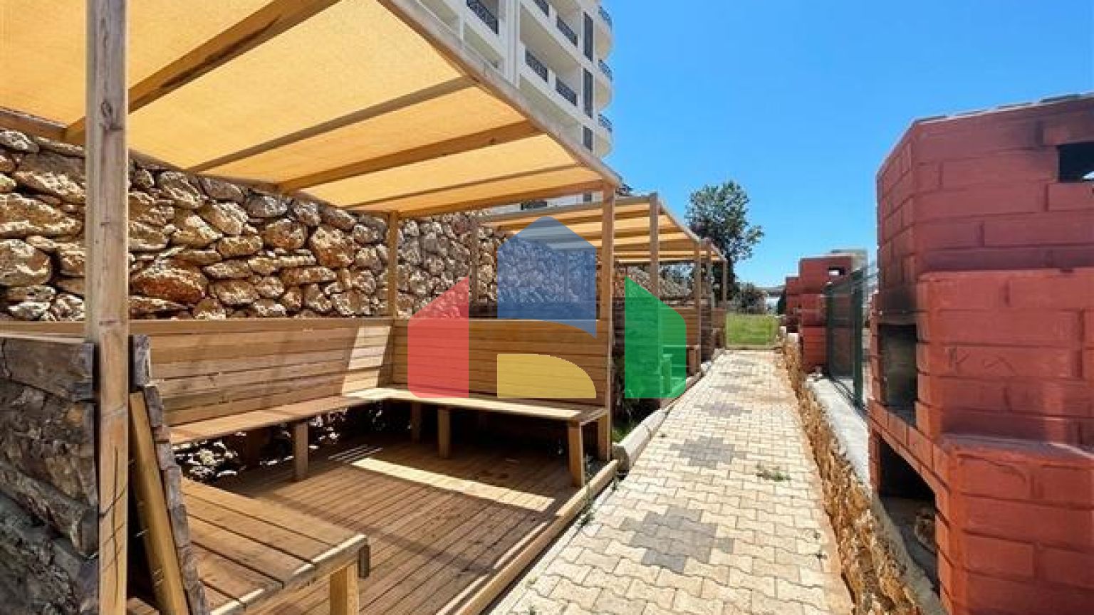 Трикімнатна мебльована квартира в районі Оба