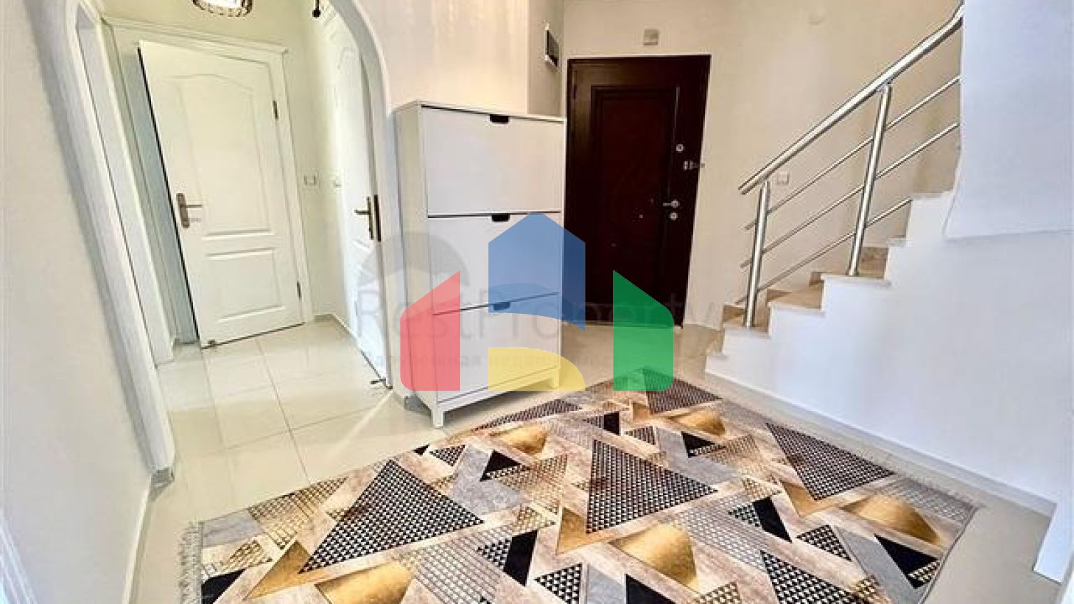 Просторный пентхаус от собственника 4+1 в 300 метрах от моря в районе Оба