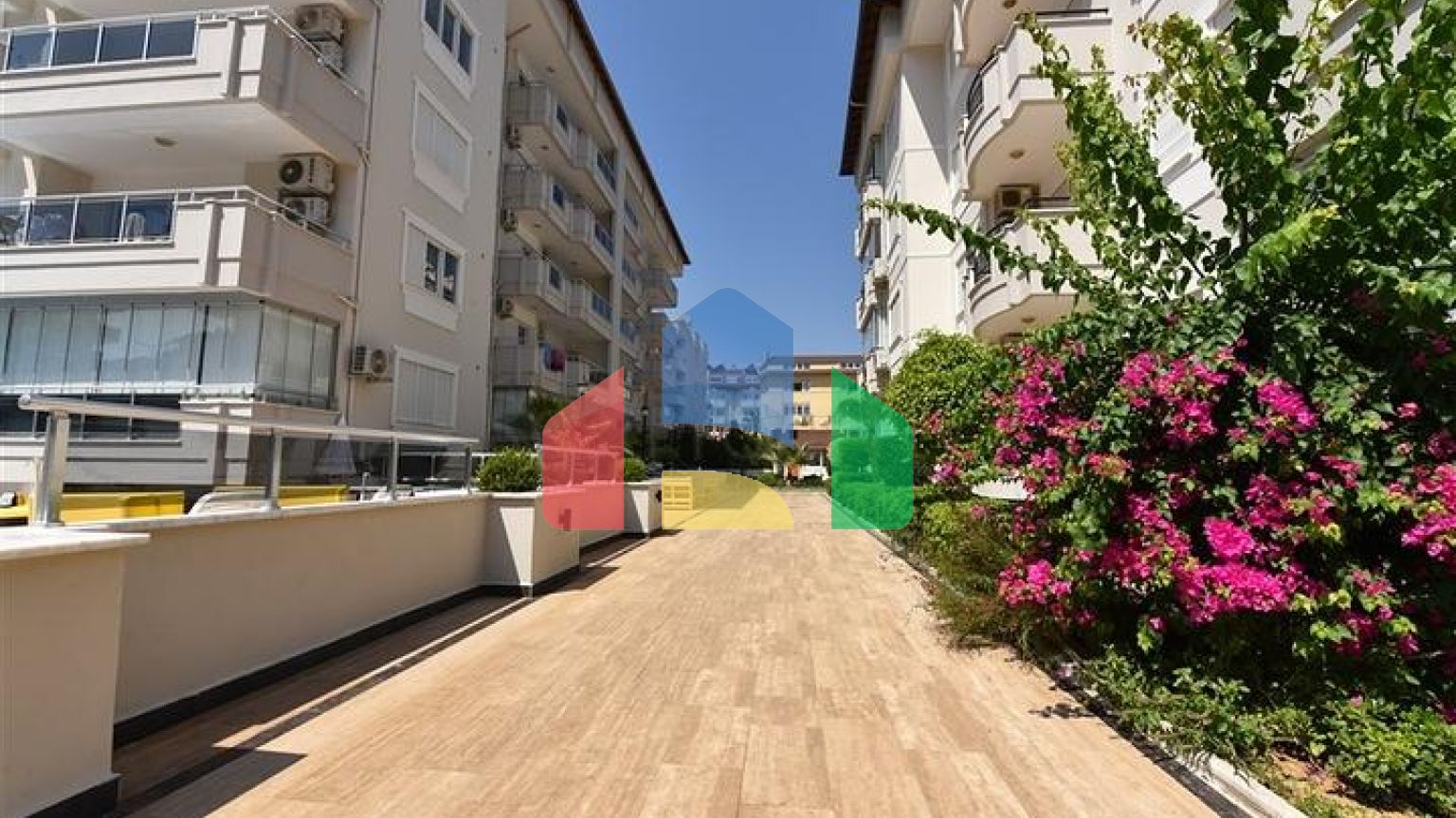 Трехкомнатная квартира в 150 метрах от моря