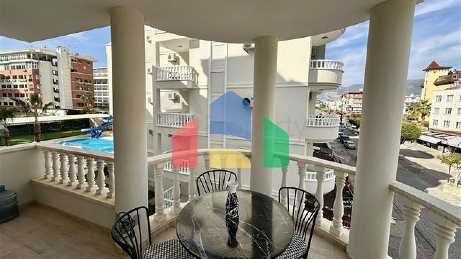 Простора мебльована квартира 2+1 всього в 150 метрах від моря в районі Оба