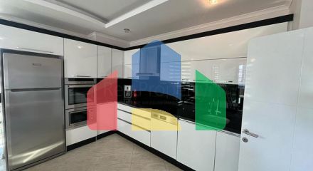 Трикімнатна світла квартира в районі Оба