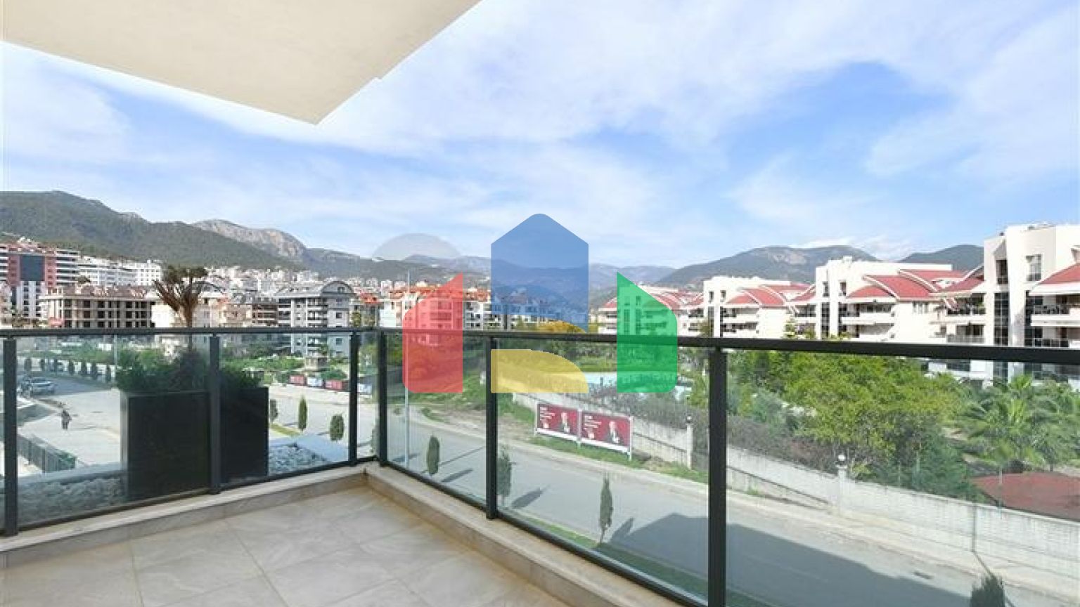 Трехкомнатная квартира в районе Оба