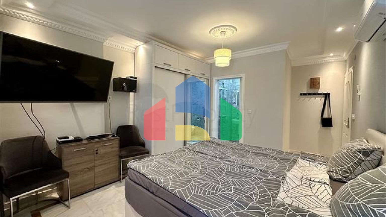 Затишна мебльована квартира в районі Оба - всього 400 метрів від моря