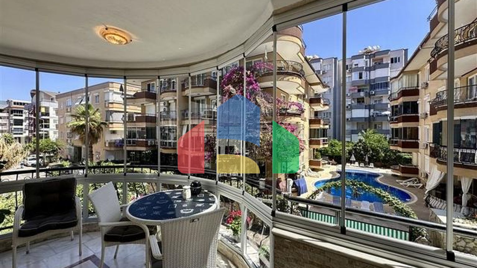 Затишна мебльована квартира в районі Оба - всього 400 метрів від моря