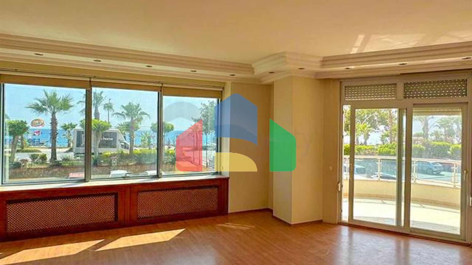 Простора квартира 4+1 на першій береговій лінії в районі Оба