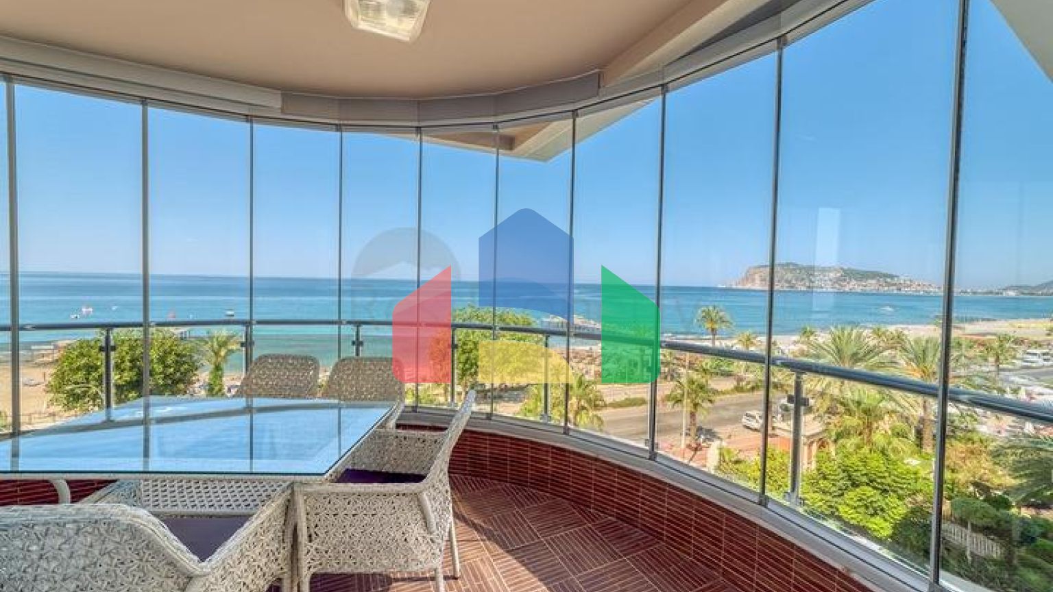 Просторный пентхаус у моря с видом и комфортом