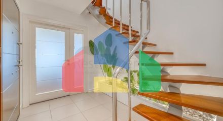 Просторный пентхаус у моря с видом и комфортом