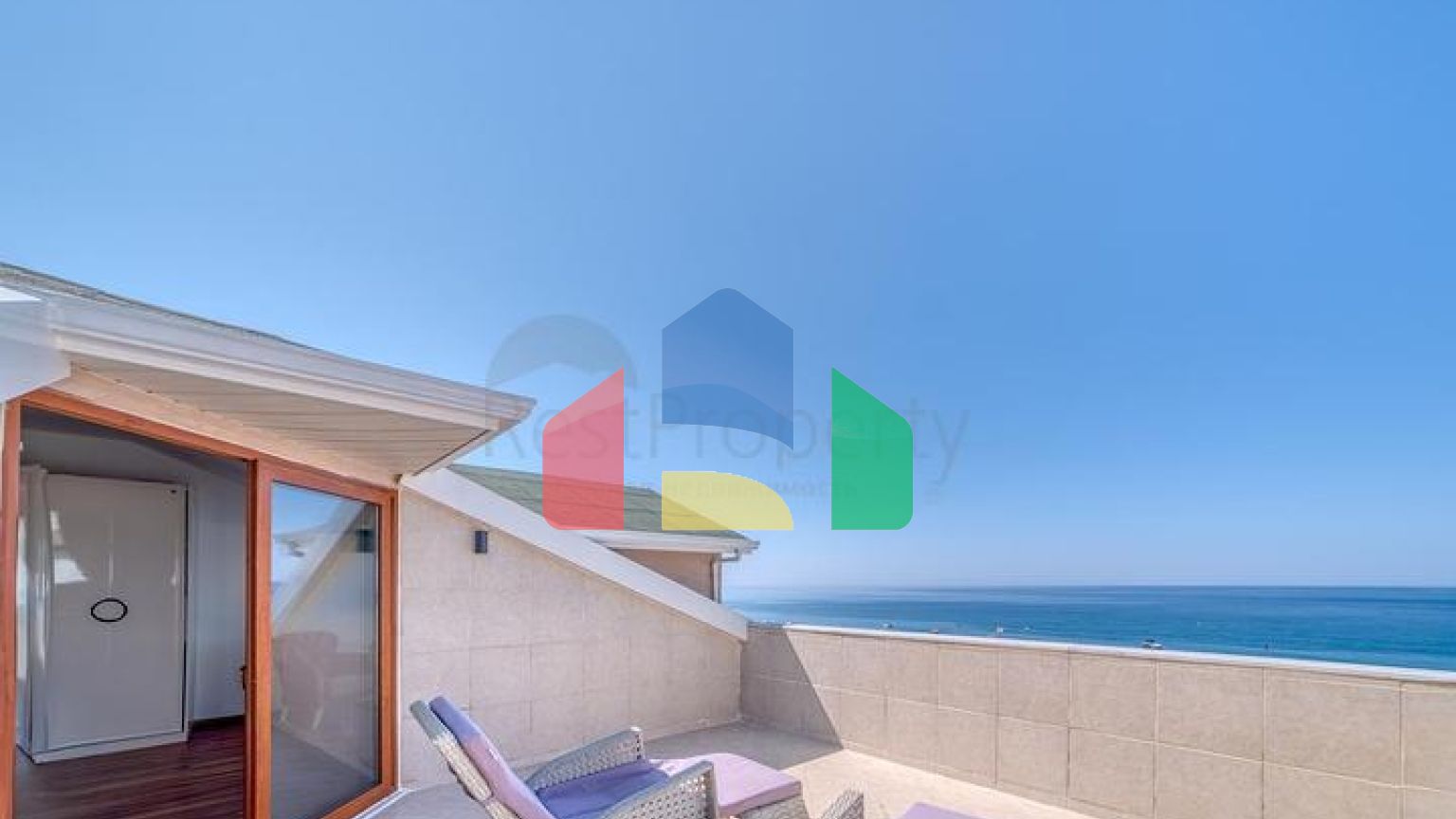 Просторный пентхаус у моря с видом и комфортом