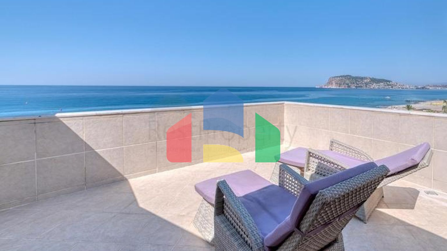 Просторный пентхаус у моря с видом и комфортом