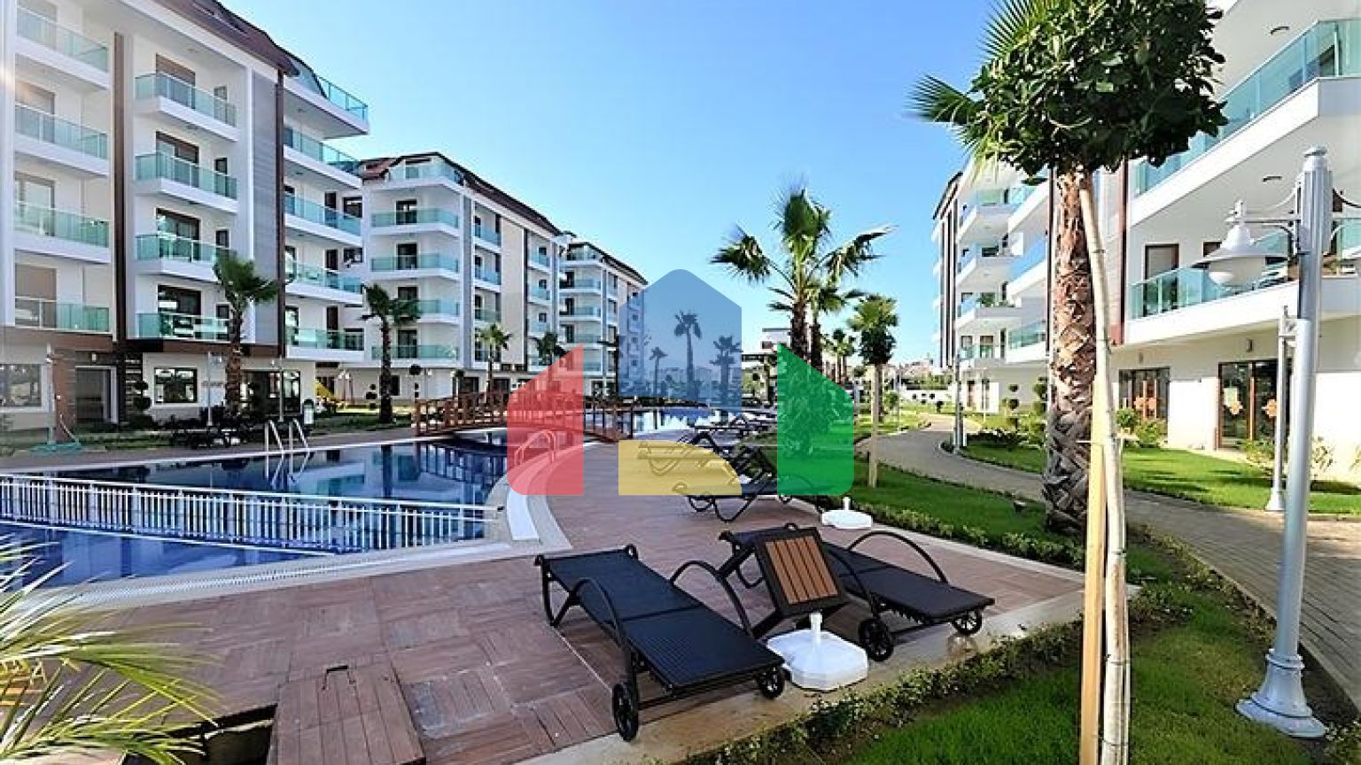 Просторі апартаменти 4 + 1 в елітному комплексі в Оба