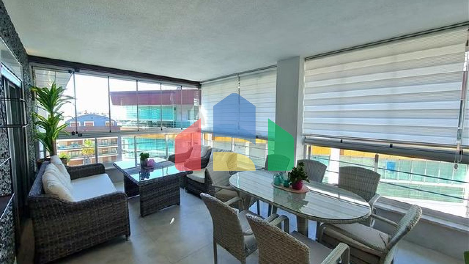 Простора квартира 4 + 1 В району Оба