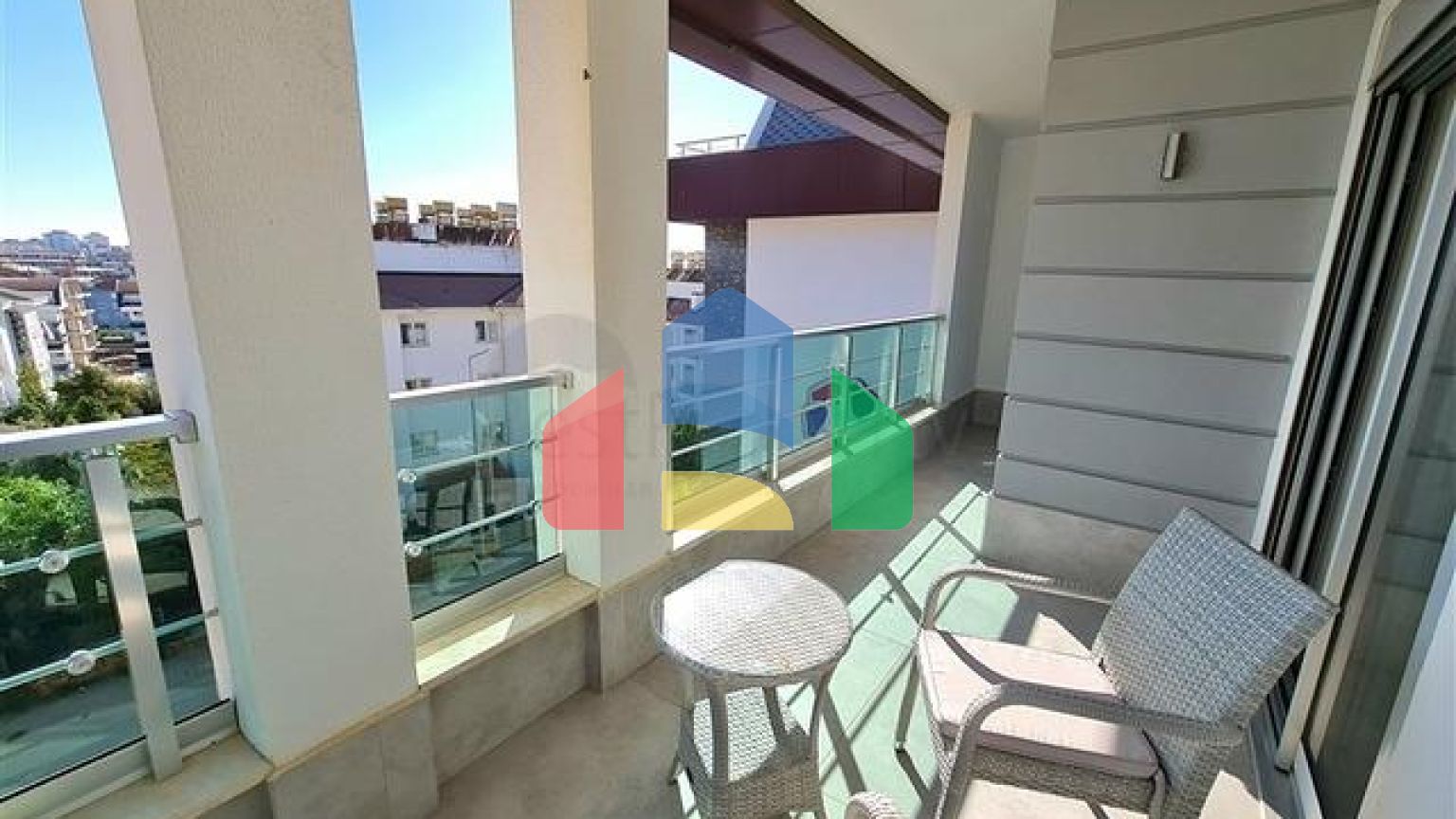 Простора квартира 4 + 1 В району Оба