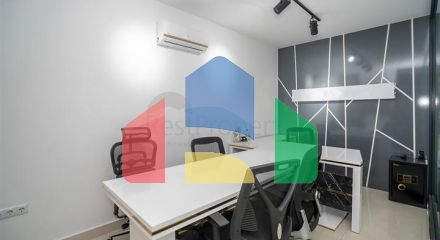 Обладнаний просторий офіс в бізнес-центрі в районі Оба