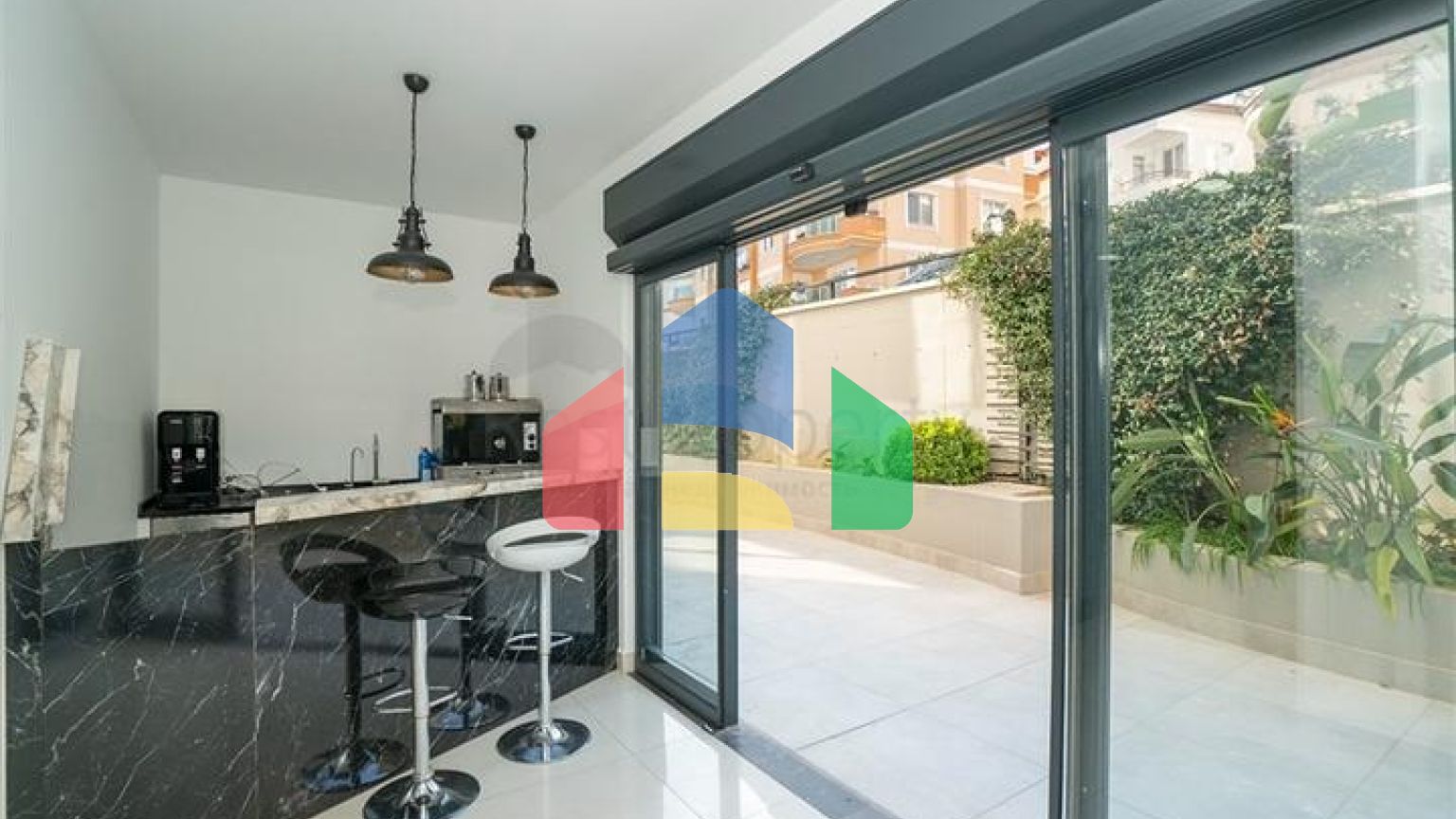 Оборудованный просторный офис в бизнес-центре в районе Оба