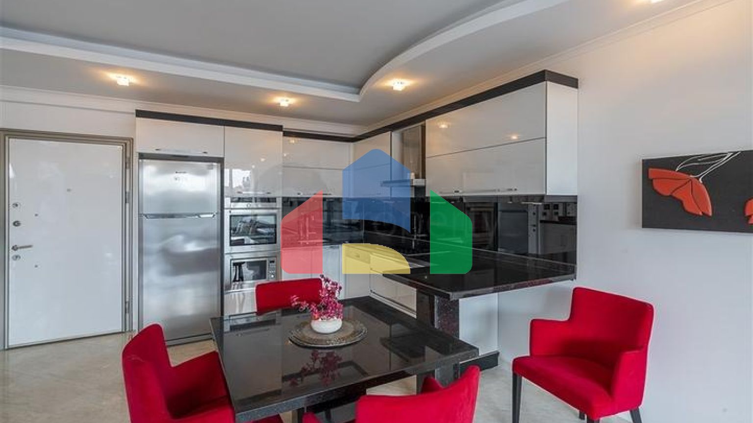 Трикімнатна світла квартира в районі Оба