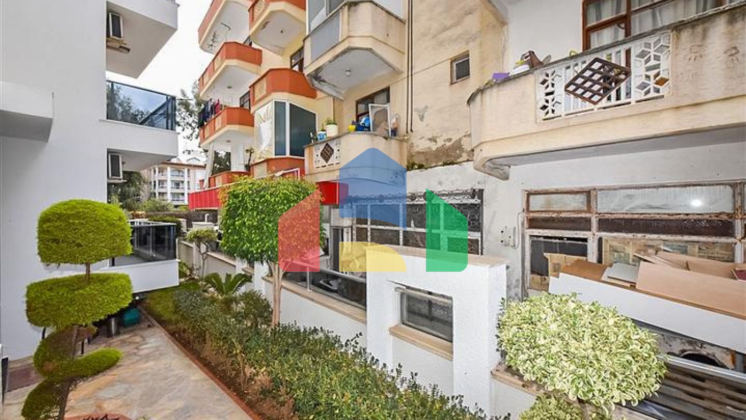 Простора квартира 2 + 1 в районі Оба