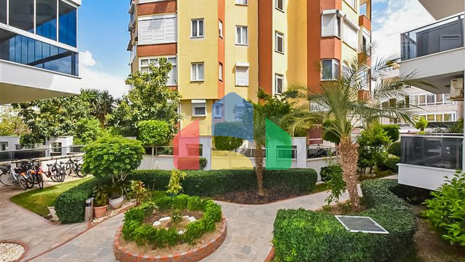 Простора квартира 2 + 1 в районі Оба