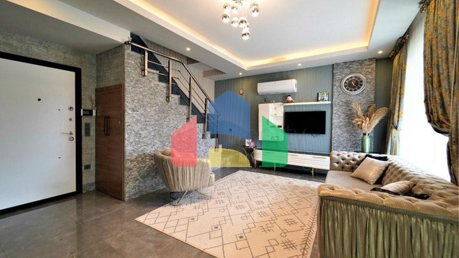 Пентхаус 2+1 в дизайнерском оформлении в районе Оба