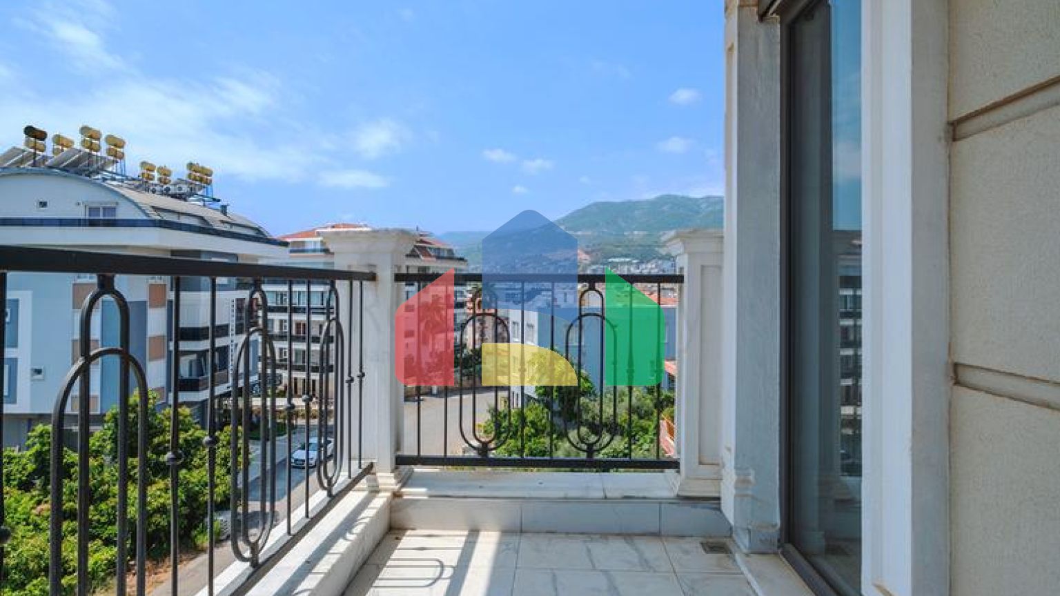 Просторий пентхаус 4 + 1 з багатою інфраструктурою в серці району Оба