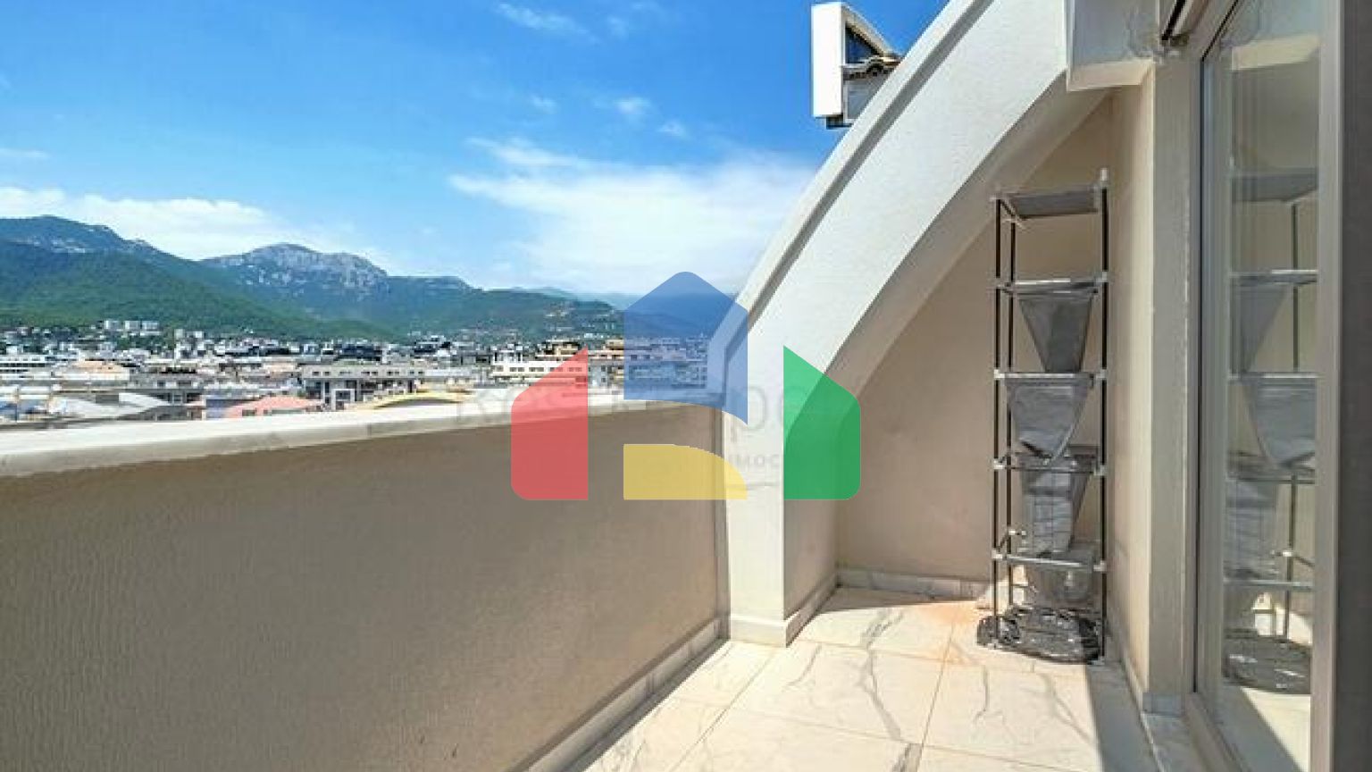 Просторий пентхаус 4 + 1 з багатою інфраструктурою в серці району Оба