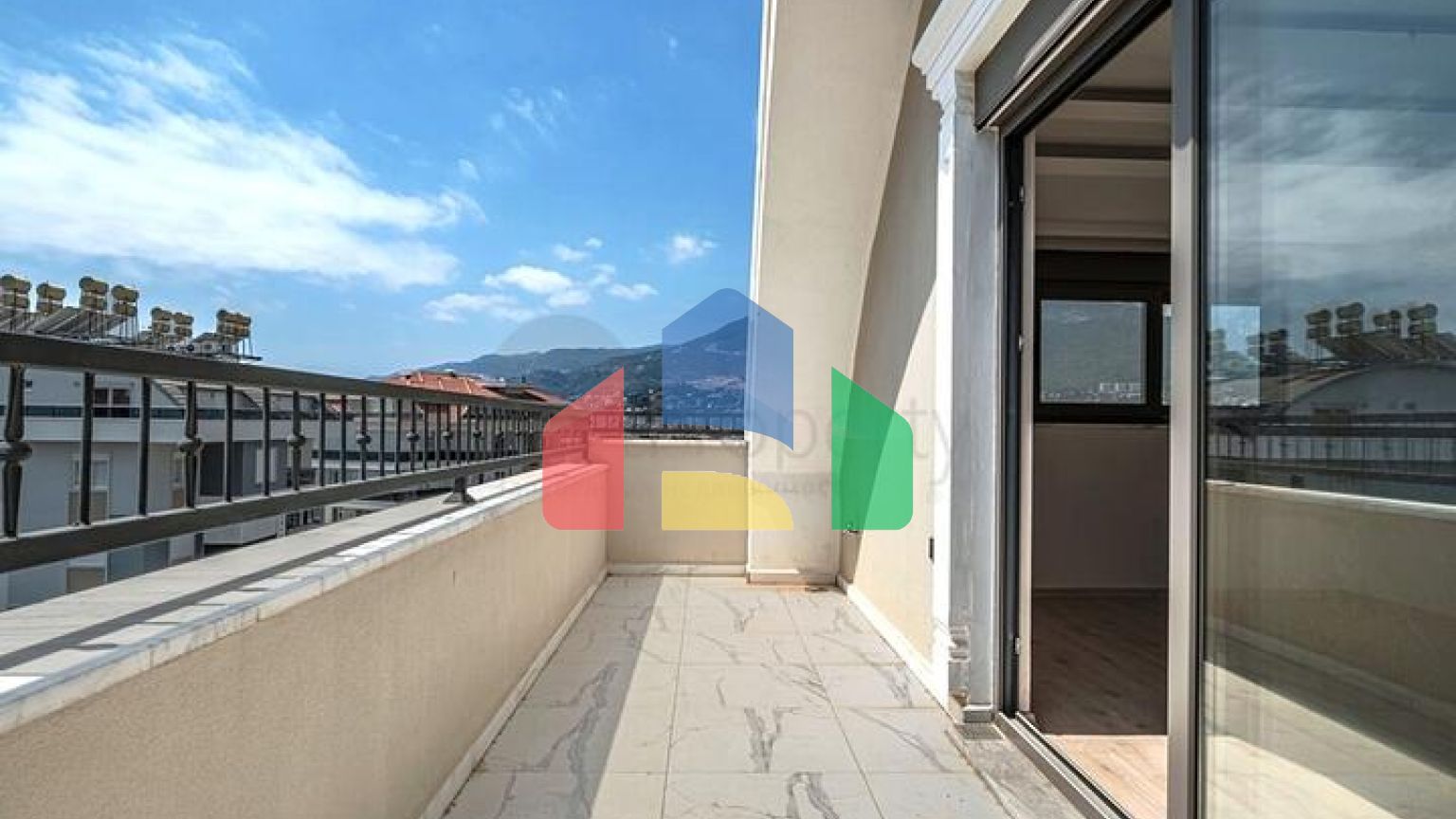 Просторий пентхаус 4 + 1 з багатою інфраструктурою в серці району Оба